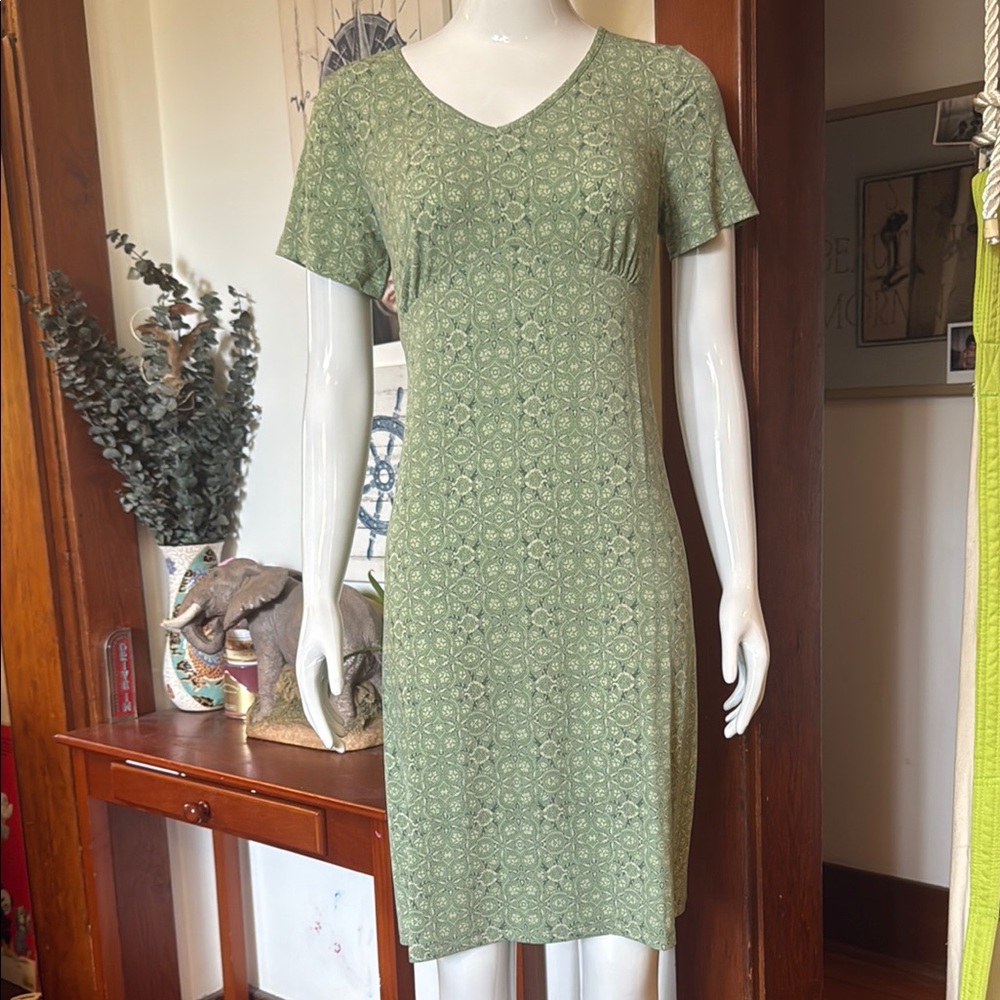 NWT northern reflections size small Beautiful green stretchy light summer dress